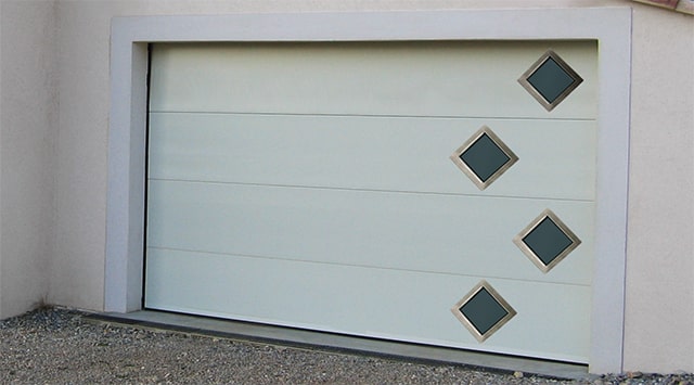 Porte de garage sectionnelle avec hublots losanges