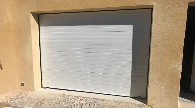 Porte de garage sectionnelle rainurée E-NAO